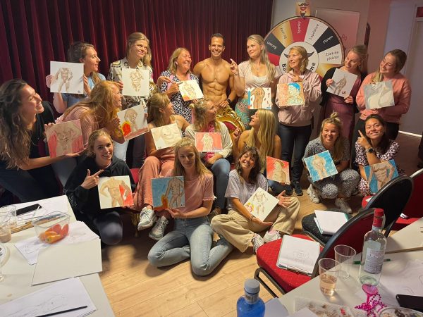 Mannelijk naaktmodel schilderen