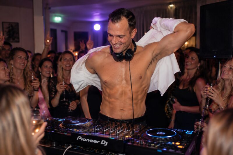 Van DJ-set naar surprise striptease show